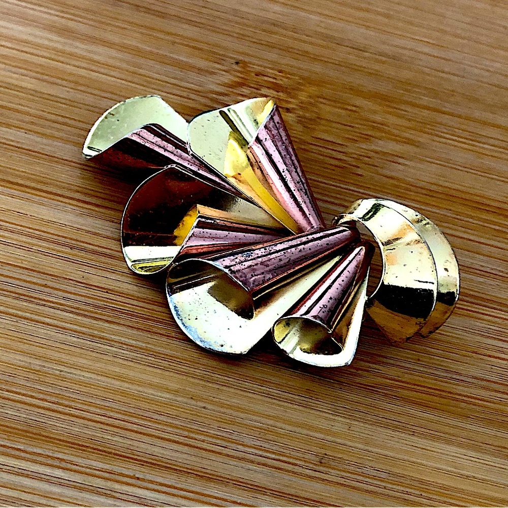 $57  Vintage Gold on Sterling Monet Estate Brooch 14.7 Gr Marked MONET STERLING - Picture 2 of 7